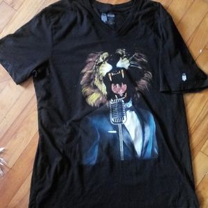 Arka "Lion lounge singer" premium v-neck Tee